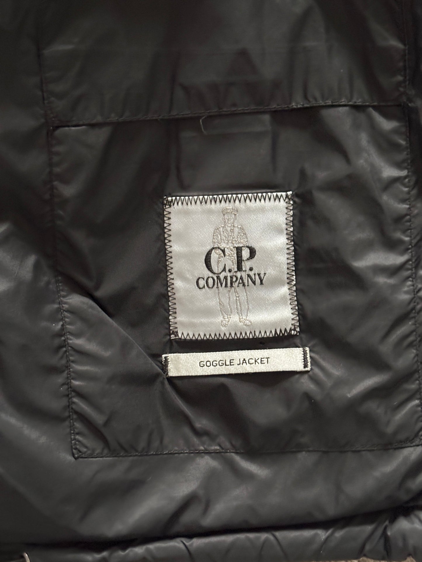 Black cp company goggle gilet size medium/48